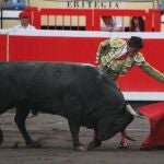 Diego Urdiales torea con la izquierda a un serio «Victorino»