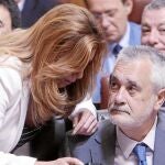Susana Díaz habla con Griñán, ayer en la Cámara
