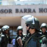 Miembros del Ejército brasileño vigilan hoy, domingo 20 de octubre de 2013, en la playa de Barra de Tijuca, para garantizar la seguridad de la subasta mañana del yacimiento Libra, en Río de Janeiro.