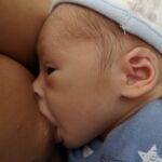 El gorro sirve para evitar la pérdida de calor, el cuerpo materno será suficiente. Las manoplas tienen como objetivo evitar arañazos, pero son una tortura para el bebé. Son una barrera para su tacto, uno de los sentidos más desarrollados