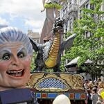 El maniquí, precedido de uno de los «temidos» cabezudos