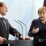 Berlusconi observa a Angela Merkel, durante una reunión en Bruselas en junio de 2008