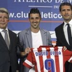 Villa, durante su presentación, con Enrique Cerezo y José Luis Pérez Caminero