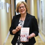 La corresponsal de la Cadena COPE en el Vaticano, Eva Fernández, presentó ayer en Valencia su libro «El Papa de la ternura», publicado por la Editorial Planeta. En la presentación estuvo presente el Arzobispo de Valencia, el cardenal Antonio Cañizares