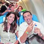 Carlota Castrejana y José Manuel Abajo, a bordo del avión