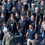 El presidente de la Generalitat Valenciana, Ximo Puig, ayer entre los miles de peregrinos que recorrieron el camino entre la Concatedral de Alicante y el Caserío de la Santa Faz en San Juan, en esta jornada festiva de celebración de la Santa Faz