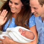 Los duques de Cambridge con el príncipe Jorge