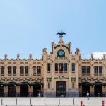 La emblemática Estación del Norte de Valencia se convierte estos días en un escenario multitudinario de viajeros por Fallas