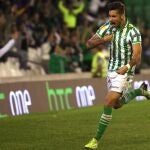 El centrocampista del Betis Álvaro Vadillo celebra su gol en la Liga Europa hoy ante el Vitoria Guimaraes en Sevilla