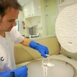 El protocolo que se sigue en el centro de fertilidad Crea Valencia asegura que óvulos y embriones vitrificados puedan usarse décadas más tarde