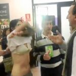 En un colegio electoral, una apoderada de ERC se despojó de su camiseta en apoyo de los «presos políticos» tras la llamada de atención de un representante de Vox