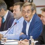 Delibes presidió su primer pleno consciente de que Doñana será siempre «un espacio conflictivo»