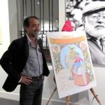 El alicantino posa junto a su cartel de la próxima BeneficenciaYeltes