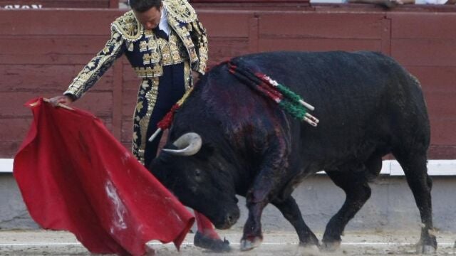 Antonio Ferrera torea, muy templado, con la mano derecha y sin la ayuda al cuarto toro de Adolfo Martín