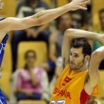 El ala-pívot de España Rudy Fernández, ante el bloqueo del alero de República Checa Pavel Pumprla