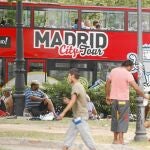 Son hombres y mujeres de en torno a los 40 años que no dudan en comer, asearse y hacer sus necesidades en plena calle.