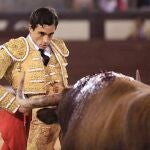 Paco Ureña se cruza a pitón contrario el pasado domingo en Las Ventas