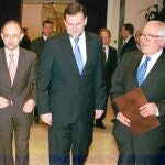 De izquierda a derecha, Cristóbal Montoro, Mariano Rajoy y Manuel Jesús Lagares, en 2004