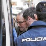 Miembros del Samur y de la Policía Nacional trasladan al hombre que intentó prenderse fuego