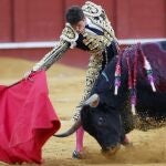 Daniel Luque domina la embestida del Fuente Ymbro con la diestra