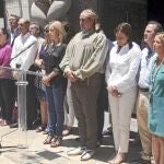 La alcaldesa presidió los cinco minutos de silencio en señal de duelo por el menor.