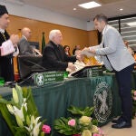 Durante la sesión se impusieron los birretes a los nuevos doctores, la medalla a los profesores que se han incorporado al claustro docente y las distinciones a quienes llevan quince y 25 años de trabajo en la casa y a los que se jubilan este año