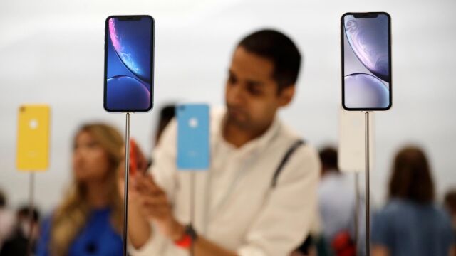 Las previsiones de venta de teléfonos móviles apuntan a un descenso por tercer año consecutivo / AP