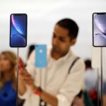 Las previsiones de venta de teléfonos móviles apuntan a un descenso por tercer año consecutivo / AP