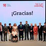 Los premiados con motivo del Día de la Región junto al presidente del Ejecutivo regional en funciones, Fernando López Miras. LA RAZÓN