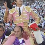 Castella, en imagen de archivo, sale a hombros del coso palentino en San Antolín