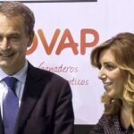 El expresidente del Gobierno José Luis Rodríguez Zapatero (i), acompañado por la presidenta de la Junta de Andalucía Susana Díaz