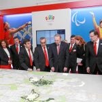 El Príncipe, Rajoy, Cardenal, Jacques Rogge, Alejandro Blanco y Ana Botella contemplan la maqueta de Madrid 2020