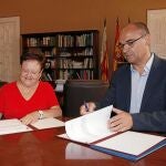 Luisa Pastor y Manuel Palomar en la firma del convenio de colaboración