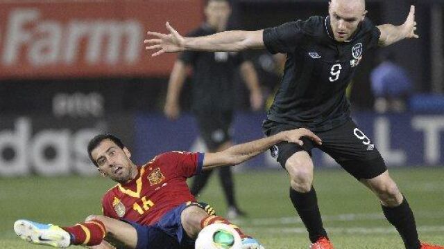Busquets lucha un balón con Conor Sammon