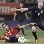 Busquets lucha un balón con Conor Sammon