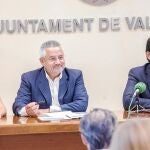 Una de las representantes del colegio, junto con Domínguez y Mendoza