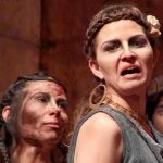 Erika de la Llave (Antígona) y Ana Isabel Esqueira (Ismene) en este montaje