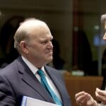 Olli Rehn (i) junto al ministro irlandés de Finanzas, Michael Noonan.