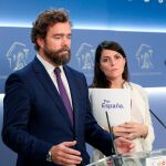 El portavoz de Vox en el Congreso, Iván Espinosa de los Monteros,y Macarena Olona durante la rueda de prensa ofrecida para explicar la última hora de las negociaciones/Foto: Efe