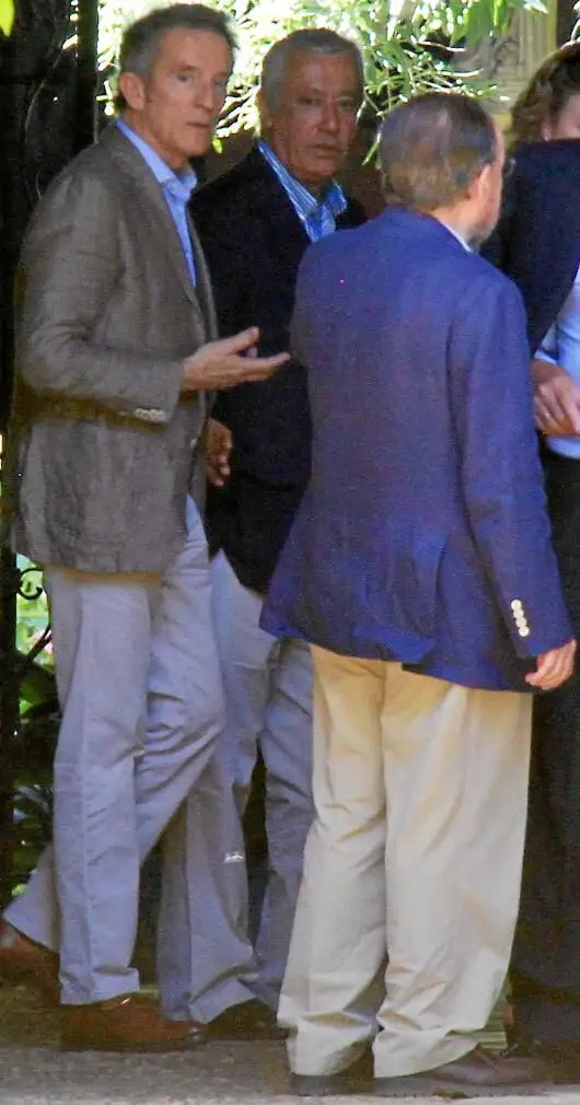 El Duque de Alba, Alfonso Diéz, ejerció de anfitrión y recibió a los invitados. En la imagen habla con Javier Arenas y Antonio Burgos