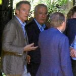 El Duque de Alba, Alfonso Diéz, ejerció de anfitrión y recibió a los invitados. En la imagen habla con Javier Arenas y Antonio Burgos