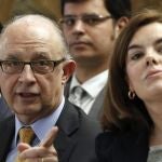 Soraya Sáenz de Santamaría, y los ministros Cristóbal Montoro (c) y José Manuel Soria, esta mañana en La Moncloa.