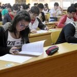 Futuros universitarios durante las pruebas de selectividad de este año