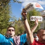 Trabajadores de Edesa durante la concentración frente a la sede del Parlamento Vasco, en Vitoria