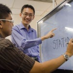 El profesor Andy Khong (derecha), con el estudiante Zaw Lin, probando el prototipo de Statina