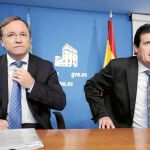 El conseller de Hacienda, Juan Carlos Moragues, y el vicepresidente, José Císcar, ayer tras el pleno del Consell