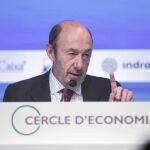 Rubalcaba hizo su propuesta para que Mas aparque la consulta soberanista durante su intervención en las jornadas del Círculo de Economía