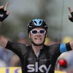 Christopher Froome celebra el trinunfo de la octava etapa en la meta de Ax 3 Domaines