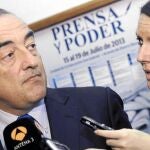 El presidente de la CEOE, Juan Rosell, atiende a los periodistas, en el marco del curso «Prensa y Poder»