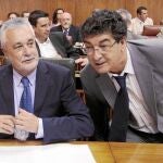 Valderas, a la derecha, junto a Griñán en el Parlamento andaluz